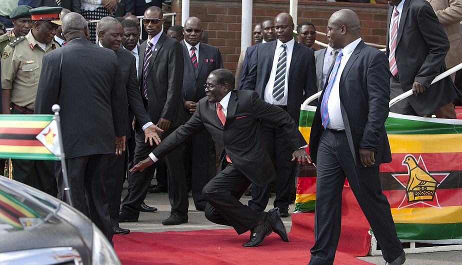 Aparatosa caída del presidente Robert Mugabe se convirtió en memes y se viralizó en Twitter
