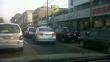 Vehículos obstruyen el libre tránsito en la avenida San Luis
