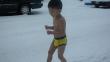 Chino obliga a su pequeño hijo a correr semidesnudo en la nieve