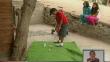 Joven golfista entrena en la calle
