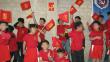 Niños agitan las banderas de Patria Roja