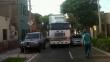 Camión descuelga cables de teléfono en Barranco