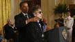 Barack Obama condecora a Bob Dylan 