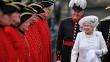 Isabel II celebra 60 años de reinado con desfile de barcos en el río Támesis