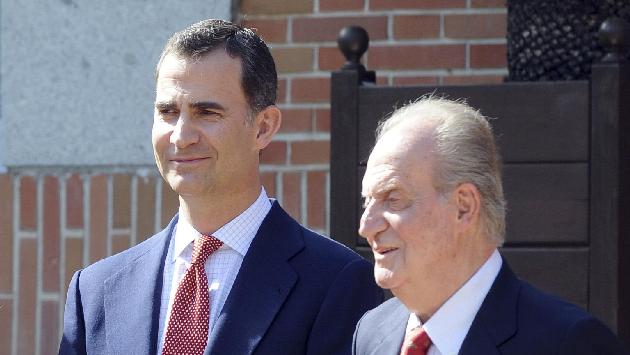 El príncipe Felipe de Borbón y su padre, el rey Juan Carlos. (Reuters)