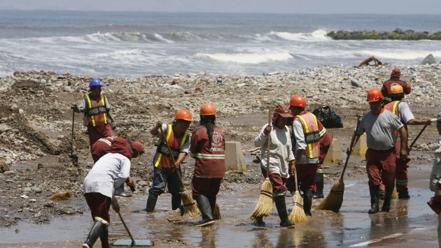 Trabajadores limpiaron la zona afectada por las olas. (USI)