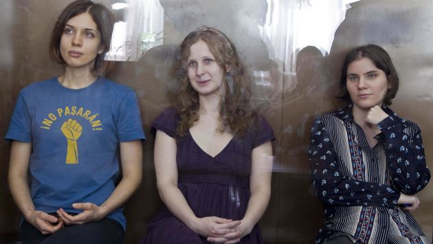 Nadezhda Tolokonnikova, Maria Alyokhina y Yekaterina Samutsevich durante lectura de sentencia. (Reuters)