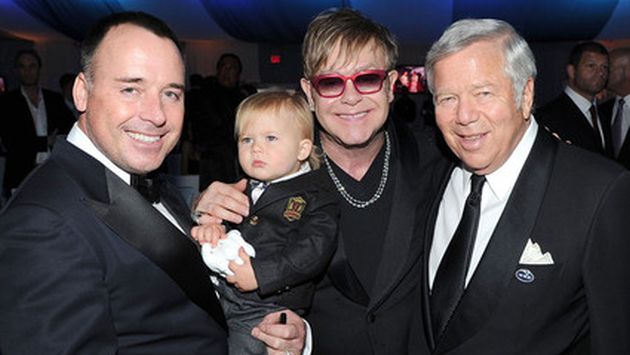 David Furnish, Zachary, Elton John y un amigo durante una fiesta. (Voz Latino)