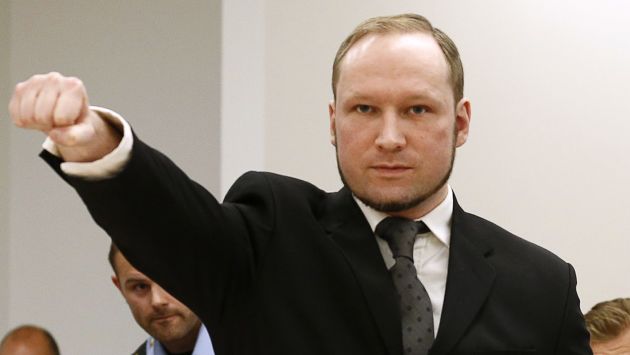 El saludo de Breivik cuando ingresó a la corte.(Reuters)