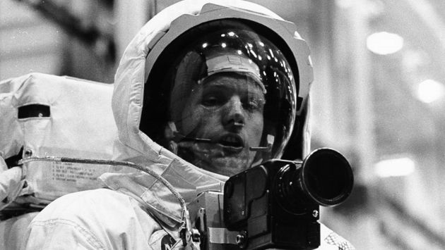 Feliz. Neil Armstrong en el módulo lunar luego de su hazaña. (Reuters)