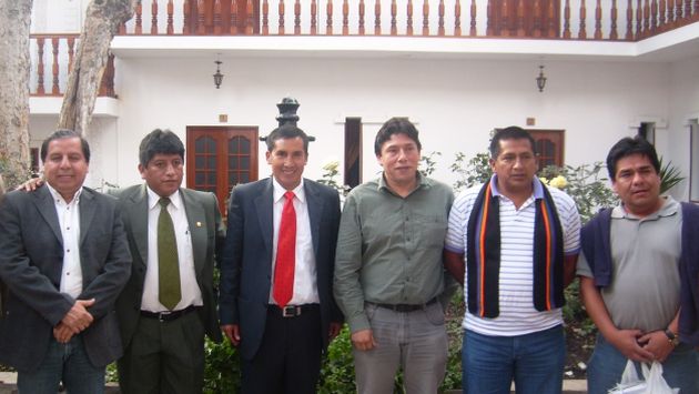 ALEXIS Y SU MANCHA. Con Josué Gutiérrez y Walter Acha, en extraña visita al alcalde San Marcos (corbata roja). (Difusión)