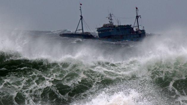 Embarcación lucha por no volcarse durante paso del tifón. (Yonhap)