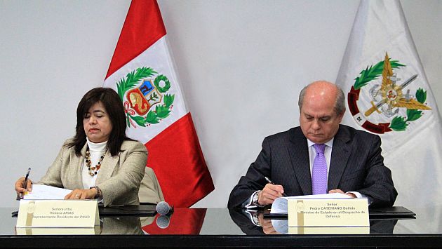 Acuerdo fue firmado por Rebeca Arias, representante del PNUD, y el ministro Pedro Cateriano. (Andina)