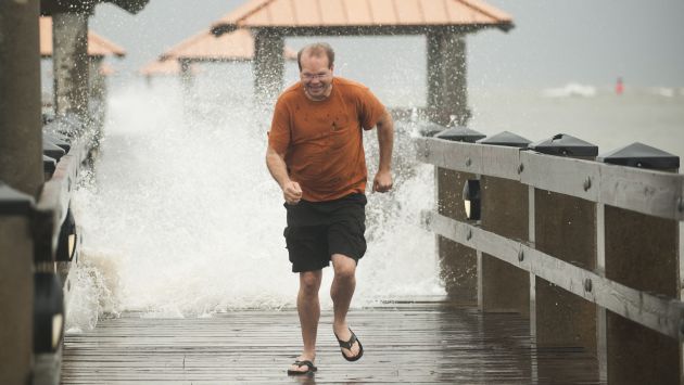Habitante de Mississippi huye de marea alterada por ‘Isaac’. (Reuters)