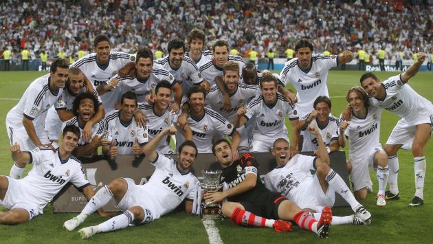 CELEBRAN LOS CAMPEONES. Real Madrid celebró en casa y José Mourinho le ganó el primer asalto a Tito Vilanova. (Reuters)