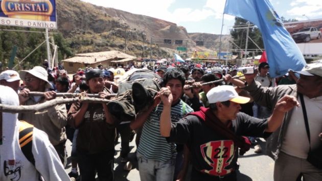 VIOLENTA PROTESTA. El cadáver de Álex Gonzáles es llevado en hombros por la Carretera Central. (Zaida Luya/USI)