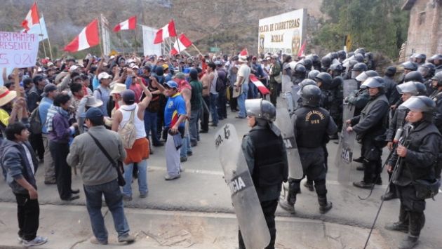 TRÁNSITO SE NORMALIZÓ. Manifestantes abandonaron la vía luego de que se llegara a un acuerdo. (Zaida Luya/USI)