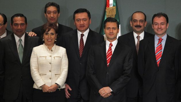 Peña Nieto y parte de su equipo. (Reuters)