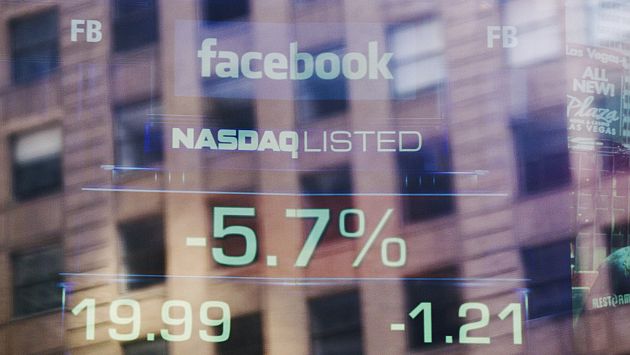 La salida a bolsa de Facebook no tiene los resultados que Zuckerberg esperaba. (Reuters)