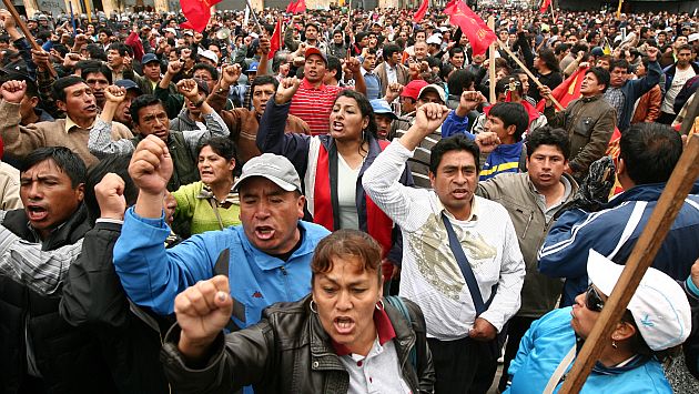 Maestros marcharon por las principales calles de la capital. (Perú21)