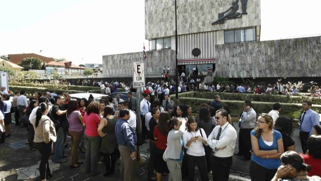 PÁNICO. Miles de personas evacuaron rápidamente los edificios en San José por el terremoto. (Reuters)