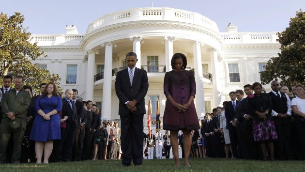 MINUTO DE SILENCIO. Presidente Barack Obama y su esposa Michelle en los jardines de la Casa Blanca. (Reuters)