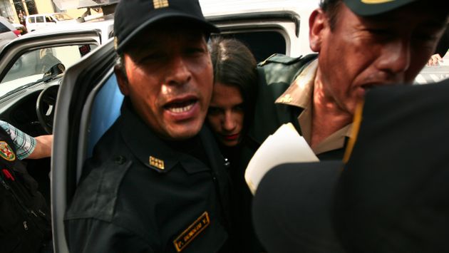MÁXIMA SEGURIDAD. La acusada de parricidio llegó a su vivienda con resguardo policial. (David Vexelman)