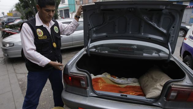 Los delincuentes habían acondicionado una especie de cama en la maletera de un auto para secuestrar a sus víctimas. (R. Cornejo)