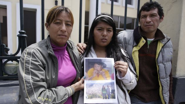 Dolor. Los familiares llegaron ayer a la Morgue Central de Lima para retirar los restos de Carla Andrade. (Rafael Cornejo)