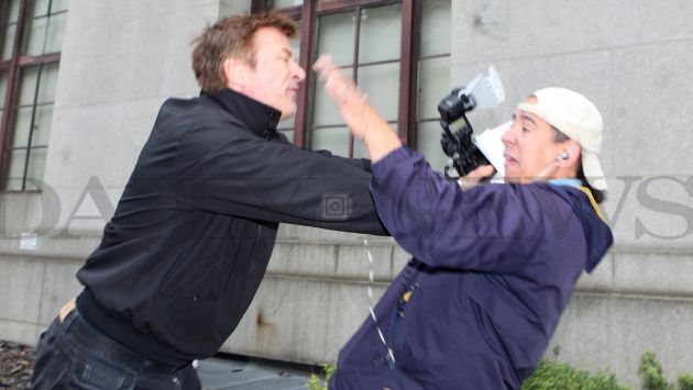 Baldwin atacando a fotógrafo. (NY Daily News)