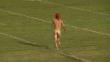 Hombre enmascarado corre desnudo en campo de fútbol