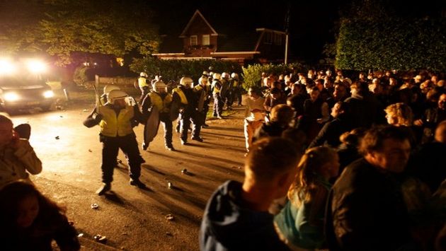 Desbande. Jóvenes ebrios arrojaron botellas y saquearon tiendas. (Hartvannederland.nl)