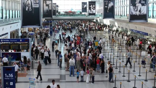Alta afluencia de viajeros en aeropuerto de Ezeiza.