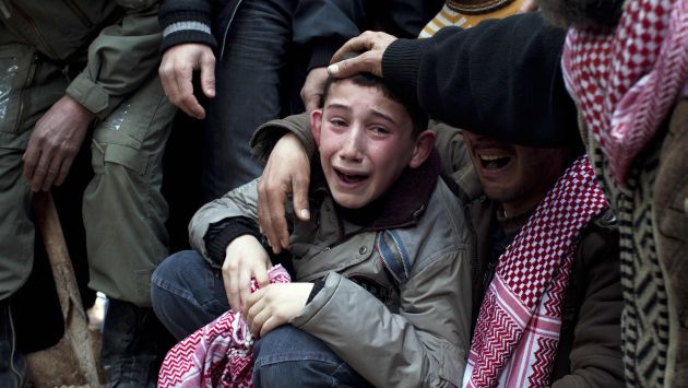 Un niño sirio llora en el funeral de su padre. (AP)