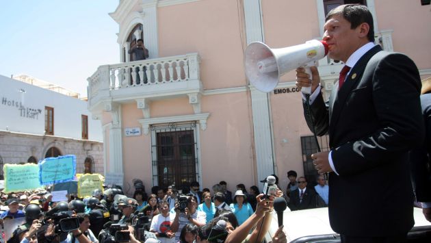 MAL MOMENTO. La falta de reflejos políticos puso en jaque al titular del Parlamento en Arequipa. (Miguel Idme)
