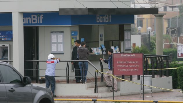 Pánico. Hampones dispararon al aire para ingresar a la sede del Banco Interamericano de Finanzas. (Rochi León)