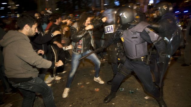 Manifestantes se enfrentaron con la Policía el sábado por la noche. (AP)
