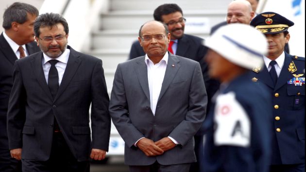 Marzouki arribó al Grupo Aéreo N°8, donde lo esperaba el premier Jiménez. (Andina)