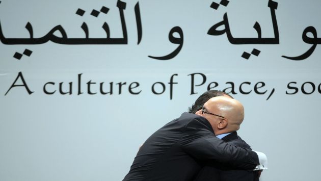 Dos líderes del mundo árabe se abrazan. (Alberto Orbegoso)