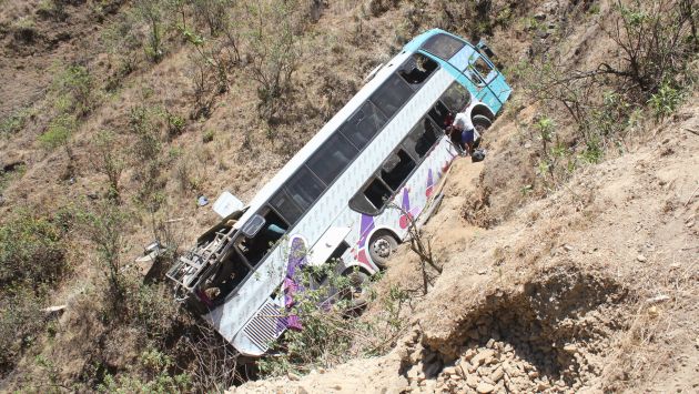 VIAJE FATAL. Ómnibus siniestrado se dirigía de Tarapoto a Chiclayo. Hay 15 heridos graves. (Nadia Quinteros)