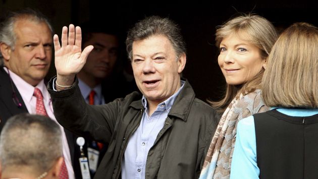OPTIMISTA. Juan Manuel Santos saluda antes de ingresar a la clínica donde fue sometido a una cirugía. (Reuters)
