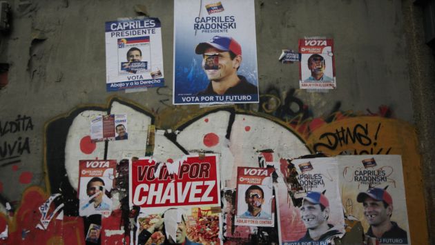 Calles de Caracas empapeladas con propaganda electoral. (AP)
