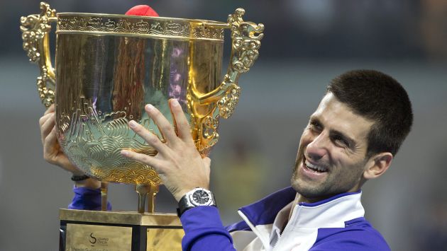 Djokovic levanta su trofeo. (AP)