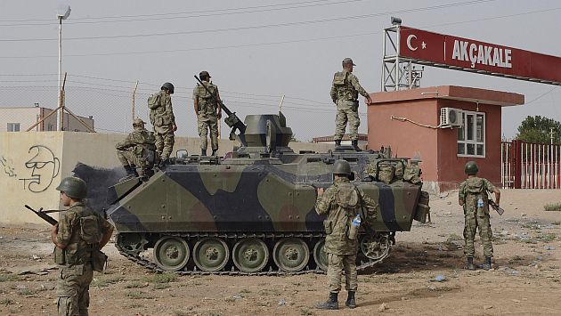 A la espera. Turquía reforzó la seguridad y desplazó a sus tropas hasta la zona donde cayó proyectil. (AP)