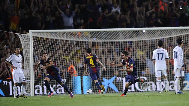 Messi saca el zurdazo por encima de la barrera para clavar la pelota junto al palo más lejano de Iker Casillas. (AP)