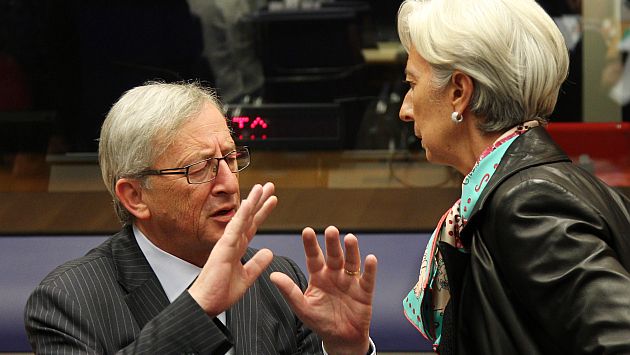 Juncker y Lagarde conversaron durante reunión del Eurogrupo. (AP)