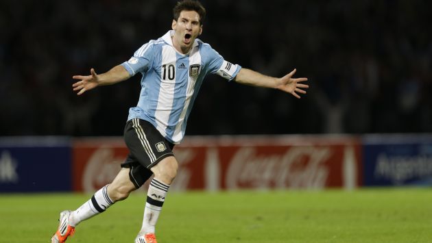 Messi anota con un tiro libre lleno de picardía. La puso debajo de la barrera. (AP)