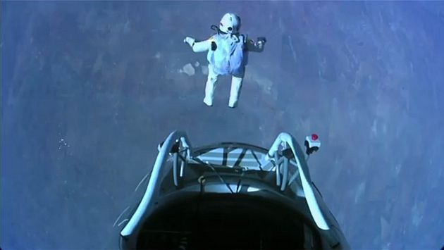 HISTÓRICO. Felix Baumgartner en el momento que se lanza al vacío. (Reuters)