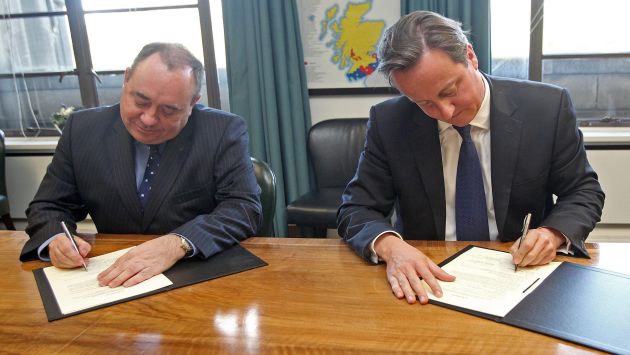 Alex Salmond y David Cameron suscriben pacto. (Reuters)