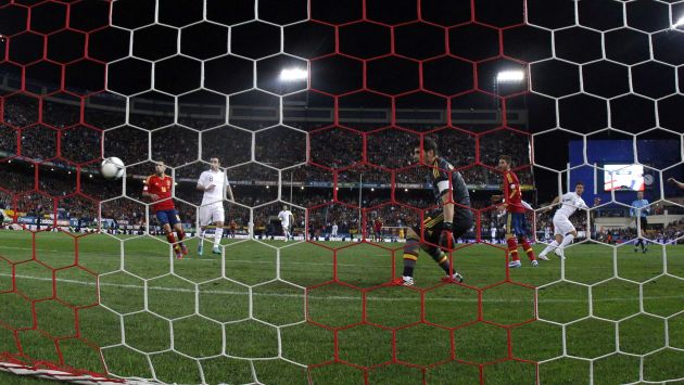 SORPRESA. Giroud venció de cabeza a Casillas. España le había ganado a Francia en la Euro. (Reuters)